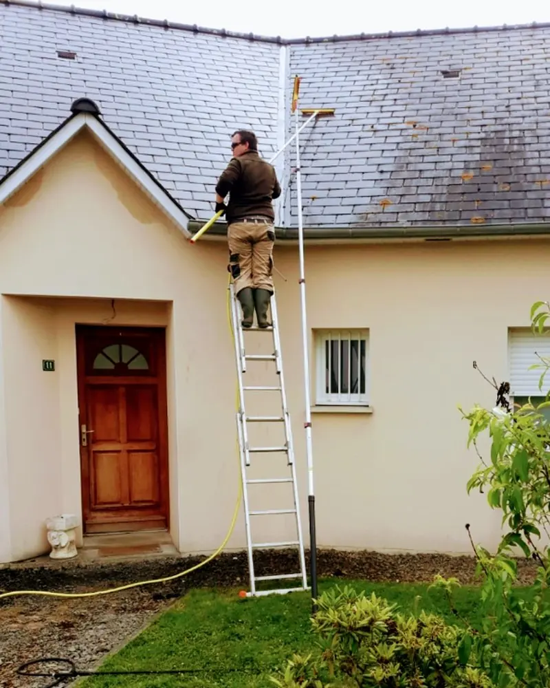 Nettoyage d'une toiture en ardoise, depuis l'échelle