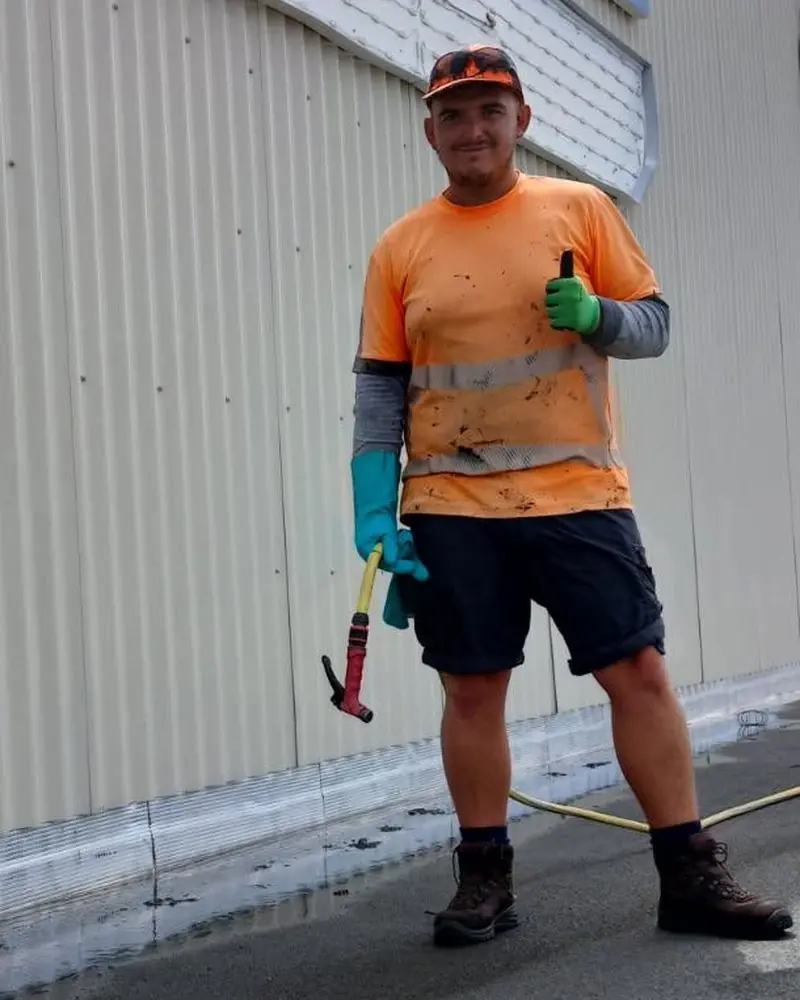 Joseph Klein, artisan de TOITUREANEUF, sur un chantier